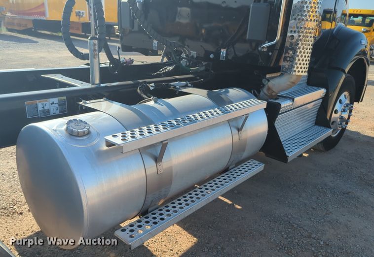 image for item NW9614 2020 Kenworth  T880 semi truck