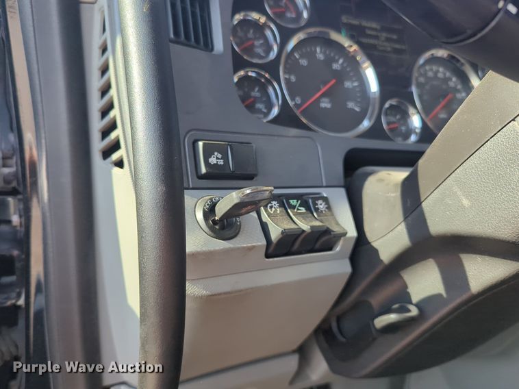 image for item NW9614 2020 Kenworth  T880 semi truck