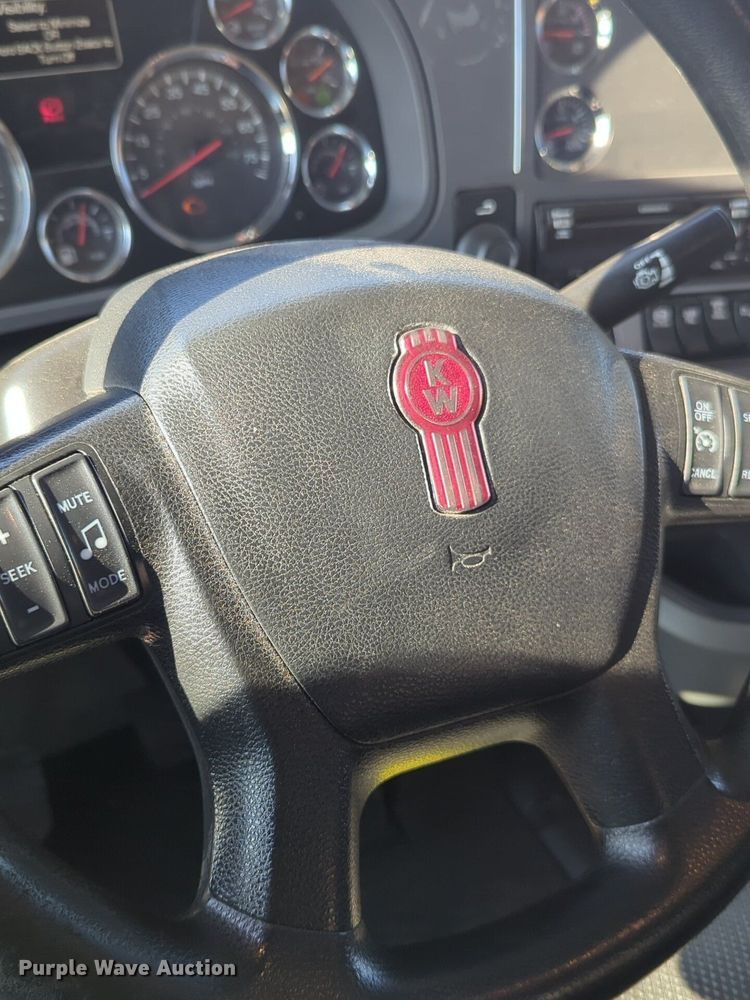 image for item NW9614 2020 Kenworth  T880 semi truck