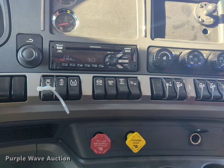 image for item NW9614 2020 Kenworth  T880 semi truck