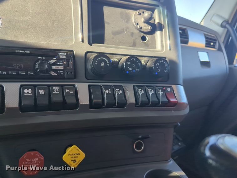 image for item NW9614 2020 Kenworth  T880 semi truck