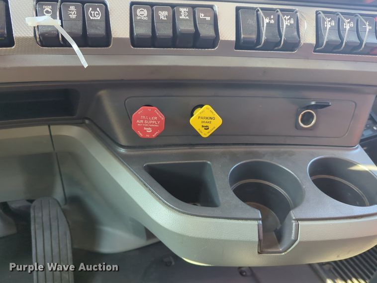 image for item NW9614 2020 Kenworth  T880 semi truck