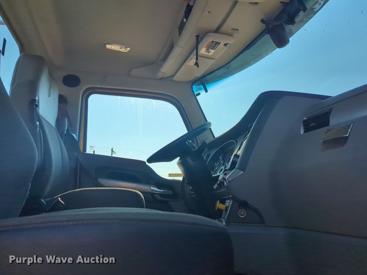 image for item NW9615 2020 Kenworth  T680 semi truck