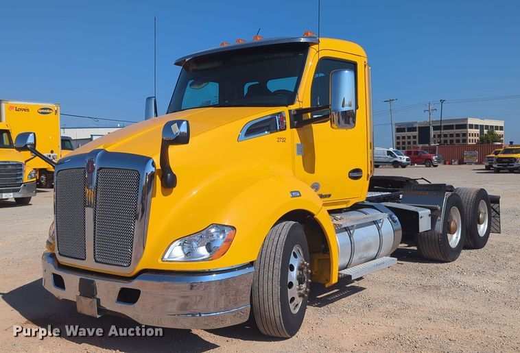 image for item NW9616 2020 Kenworth  T680 semi truck