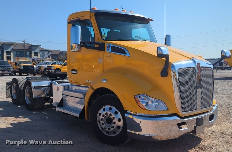 image for item NW9616 2020 Kenworth  T680 semi truck