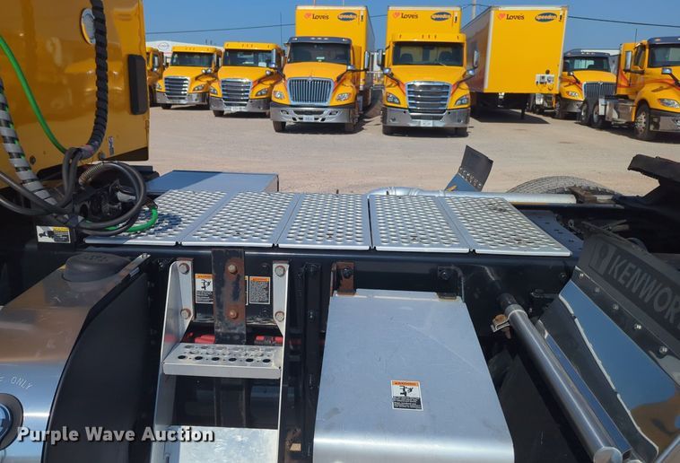 image for item NW9616 2020 Kenworth  T680 semi truck