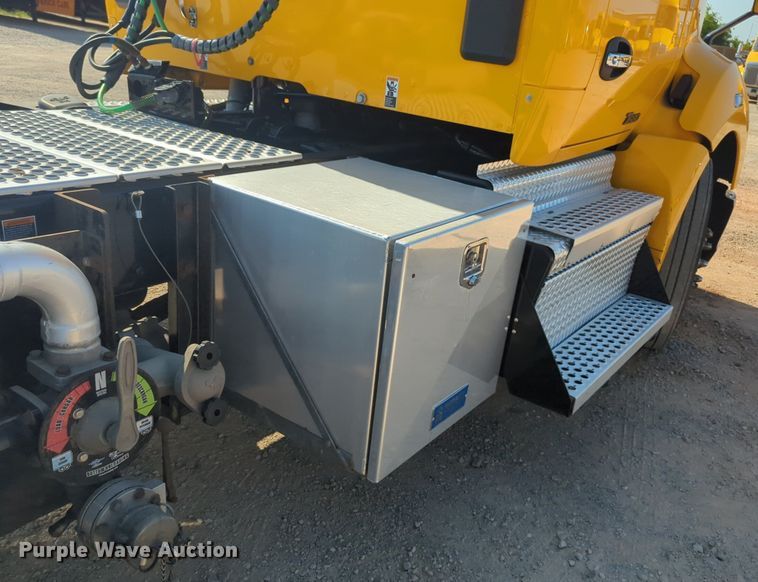 image for item NW9616 2020 Kenworth  T680 semi truck