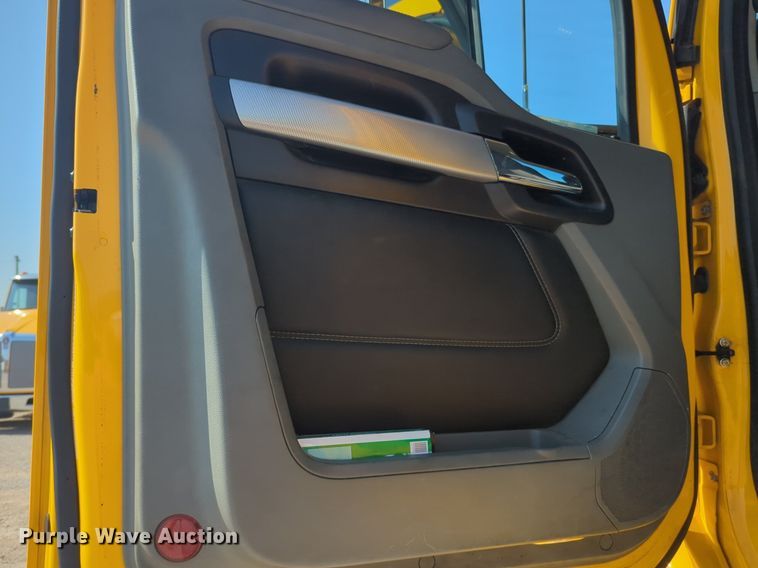 image for item NW9616 2020 Kenworth  T680 semi truck