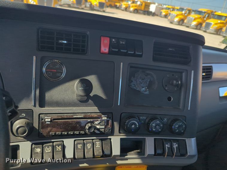 image for item NW9616 2020 Kenworth  T680 semi truck