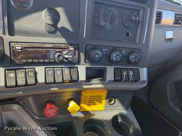 image for item NW9616 2020 Kenworth  T680 semi truck