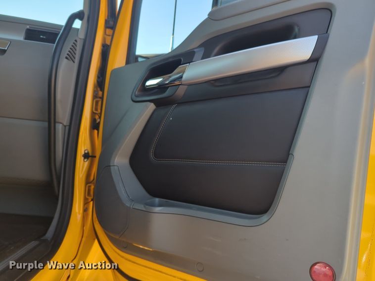 image for item NW9616 2020 Kenworth  T680 semi truck