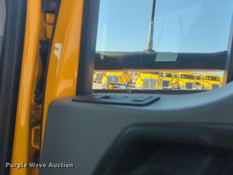 image for item NW9616 2020 Kenworth  T680 semi truck