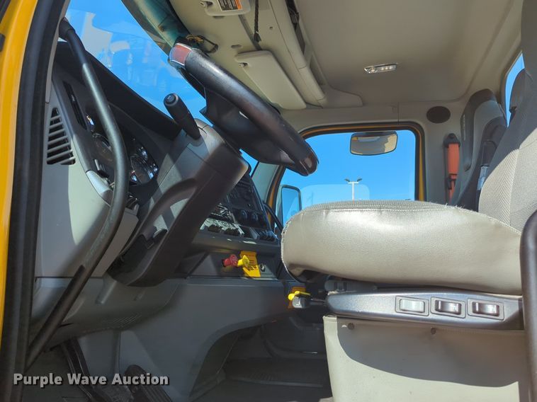 image for item NW9616 2020 Kenworth  T680 semi truck