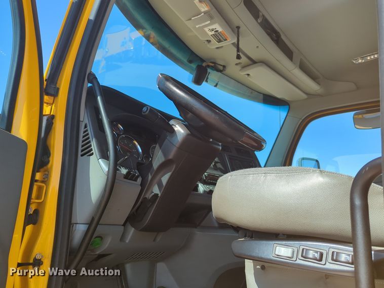 image for item NW9616 2020 Kenworth  T680 semi truck