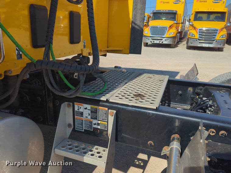 image for item NW9617 2019 Kenworth  T680 semi truck