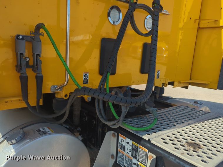 image for item NW9617 2019 Kenworth  T680 semi truck