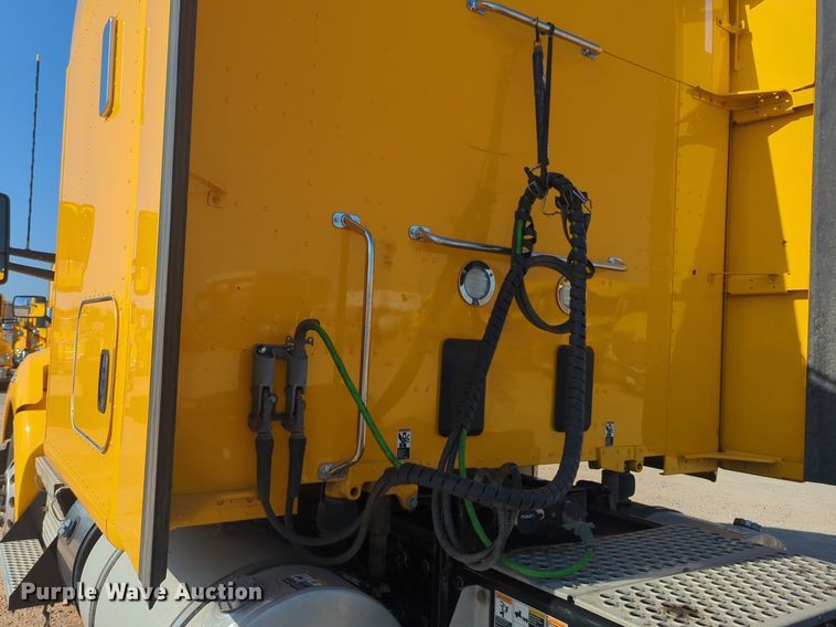 image for item NW9617 2019 Kenworth  T680 semi truck