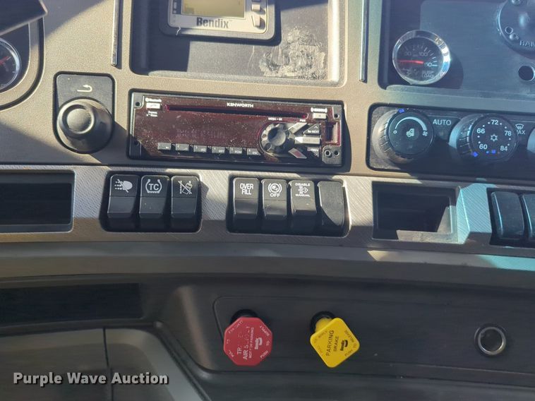 image for item NW9617 2019 Kenworth  T680 semi truck