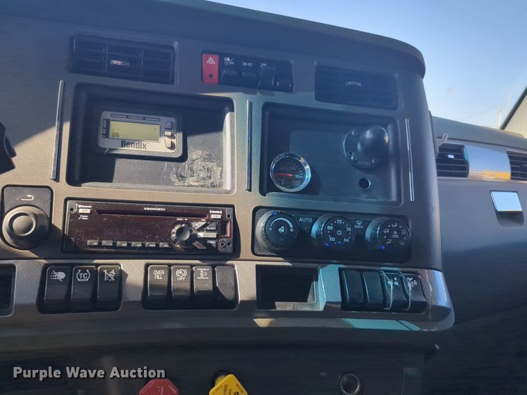 image for item NW9617 2019 Kenworth  T680 semi truck