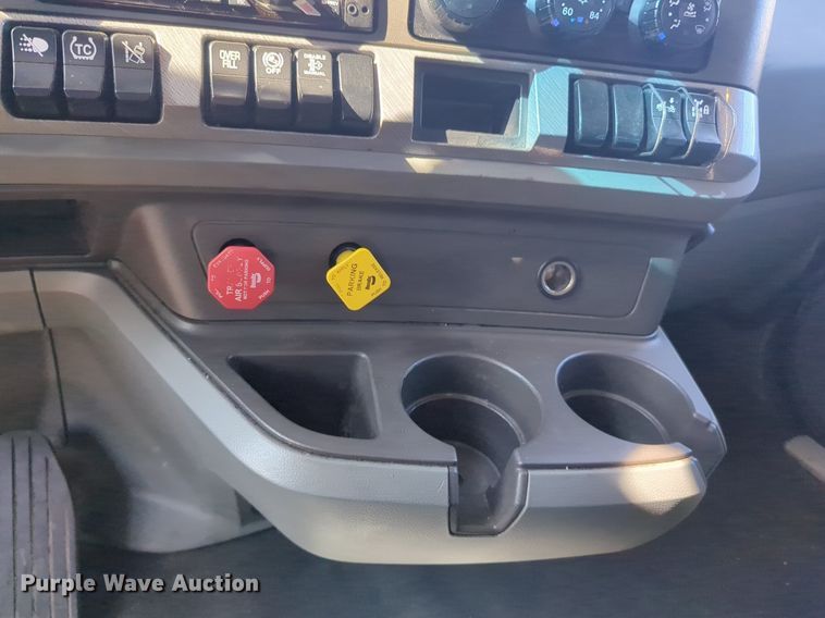 image for item NW9617 2019 Kenworth  T680 semi truck