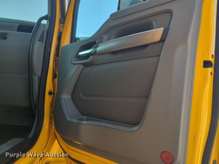 image for item NW9617 2019 Kenworth  T680 semi truck