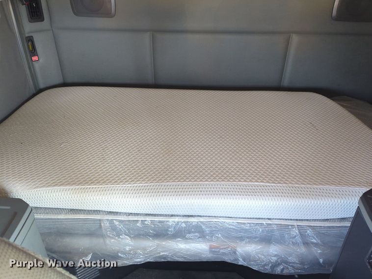 image for item NW9617 2019 Kenworth  T680 semi truck