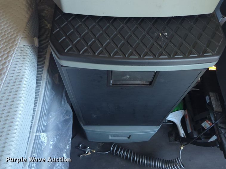 image for item NW9617 2019 Kenworth  T680 semi truck