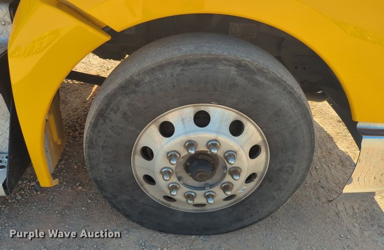 image for item NW9617 2019 Kenworth  T680 semi truck