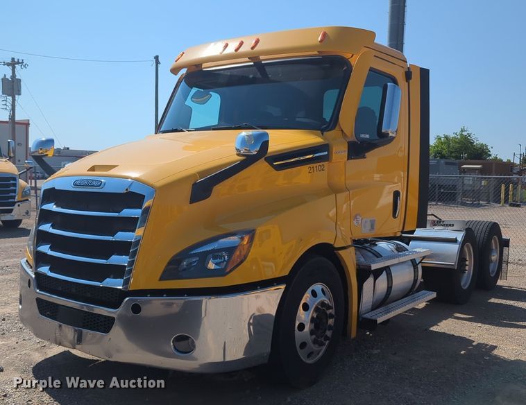 image for item NW9618 2021 Freightliner  Cascadia 126 semi truck