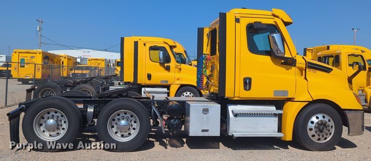 image for item NW9618 2021 Freightliner  Cascadia 126 semi truck