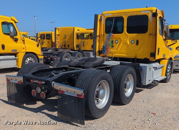 image for item NW9618 2021 Freightliner  Cascadia 126 semi truck