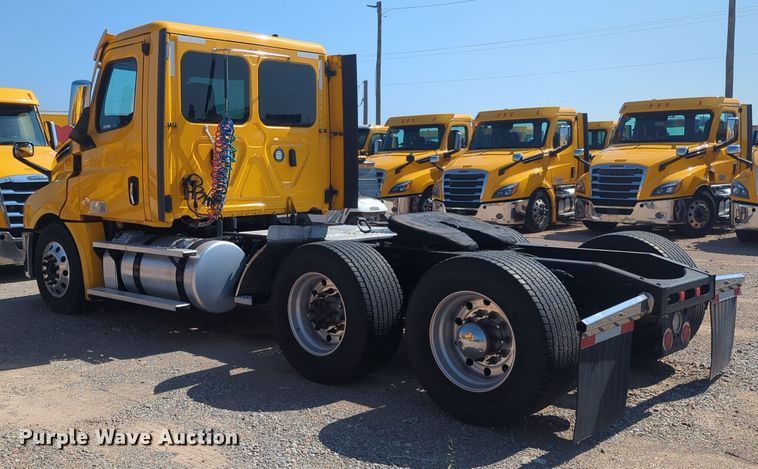 image for item NW9618 2021 Freightliner  Cascadia 126 semi truck