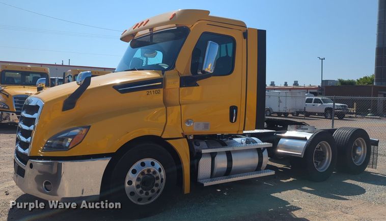 image for item NW9618 2021 Freightliner  Cascadia 126 semi truck