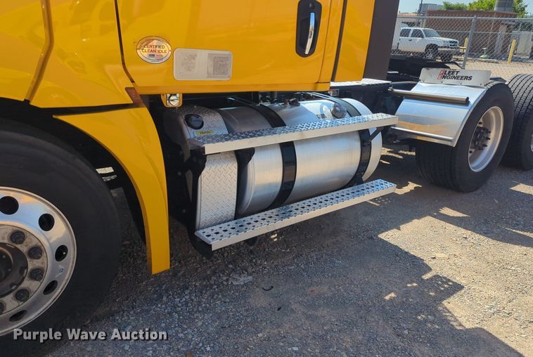 image for item NW9618 2021 Freightliner  Cascadia 126 semi truck