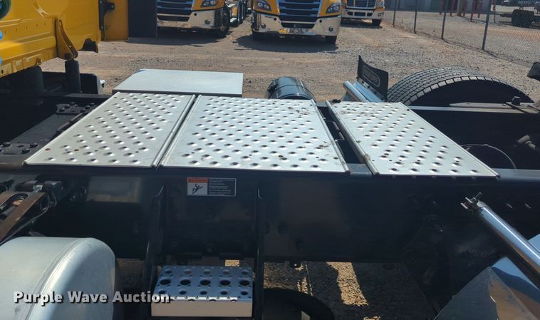 image for item NW9618 2021 Freightliner  Cascadia 126 semi truck