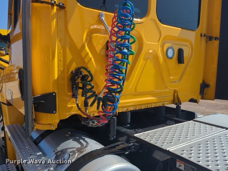 image for item NW9618 2021 Freightliner  Cascadia 126 semi truck