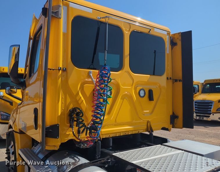 image for item NW9618 2021 Freightliner  Cascadia 126 semi truck