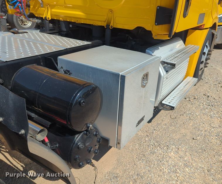 image for item NW9618 2021 Freightliner  Cascadia 126 semi truck