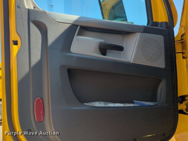 image for item NW9618 2021 Freightliner  Cascadia 126 semi truck