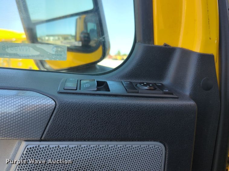 image for item NW9618 2021 Freightliner  Cascadia 126 semi truck