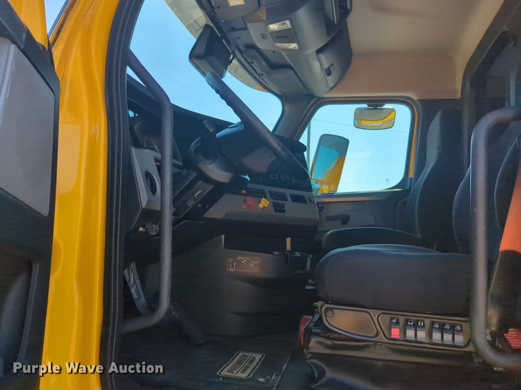 image for item NW9618 2021 Freightliner  Cascadia 126 semi truck