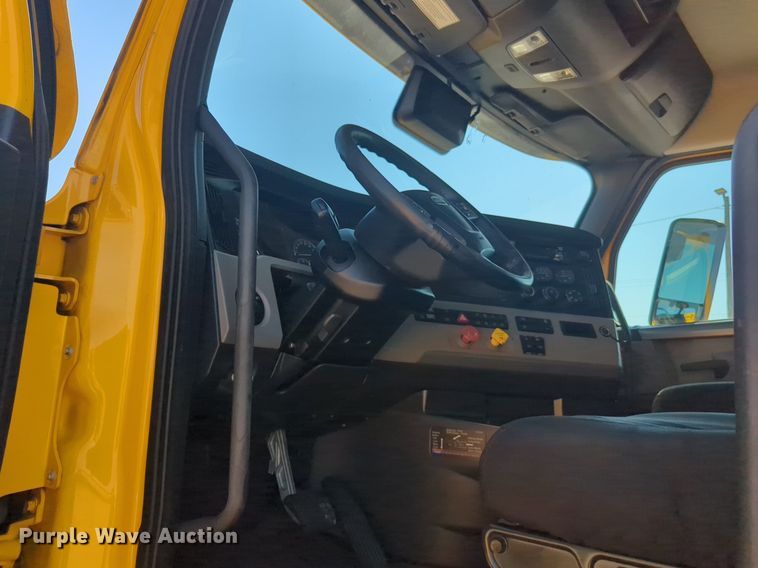 image for item NW9618 2021 Freightliner  Cascadia 126 semi truck