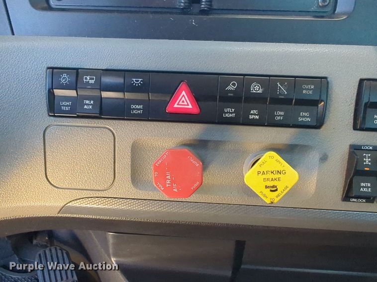 image for item NW9618 2021 Freightliner  Cascadia 126 semi truck