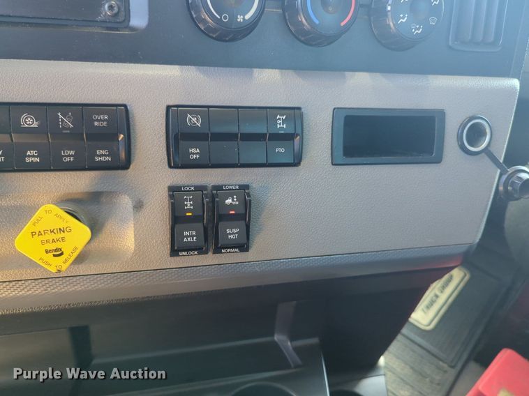 image for item NW9618 2021 Freightliner  Cascadia 126 semi truck