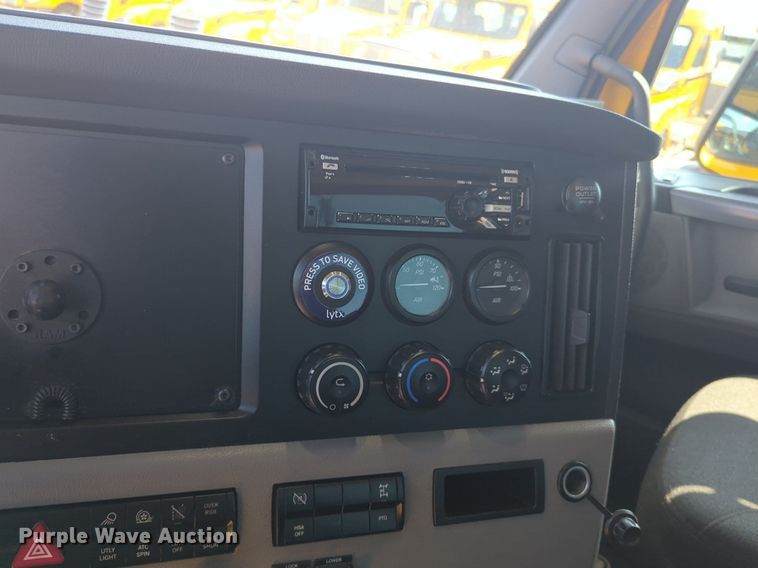 image for item NW9618 2021 Freightliner  Cascadia 126 semi truck