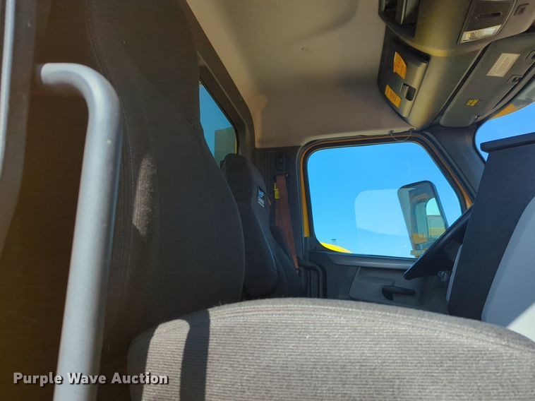 image for item NW9618 2021 Freightliner  Cascadia 126 semi truck