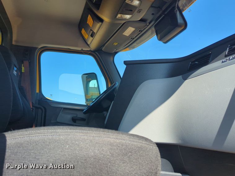 image for item NW9618 2021 Freightliner  Cascadia 126 semi truck