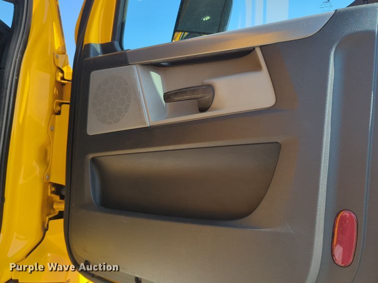 image for item NW9618 2021 Freightliner  Cascadia 126 semi truck