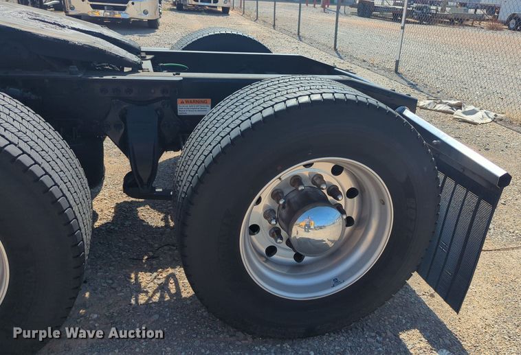 image for item NW9618 2021 Freightliner  Cascadia 126 semi truck