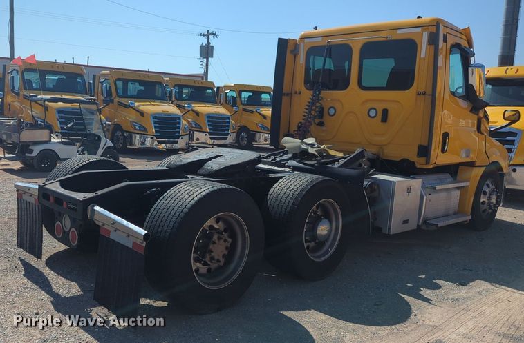 image for item NW9619 2021 Freightliner  Cascadia 126 semi truck